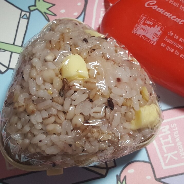 雑穀米で♥ゆかりとスティックチーズのおにぎり